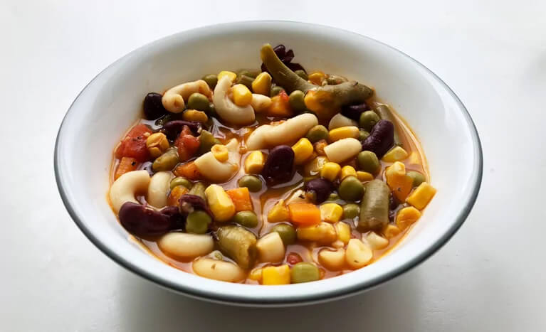 minestrone soup in bowl