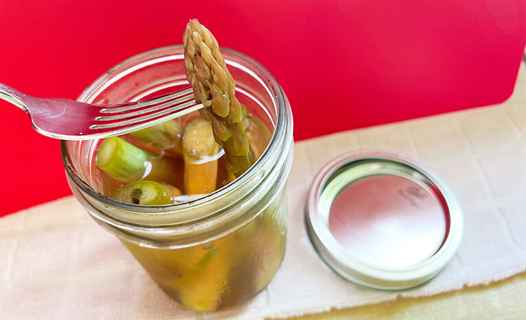 asparagus in jar